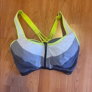 Victoria secret  KNOCKOUT FRONT CLOSE SPORT BRA.